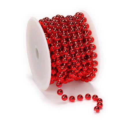rote Perlenkette auf Rolle