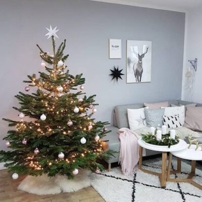 Schön geschmückter Weihnachtsbaum in Wohnzimmer
