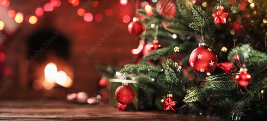 Adobe Bild rot geschmückter Weihnachtsbaum mit Kugeln und Sternen