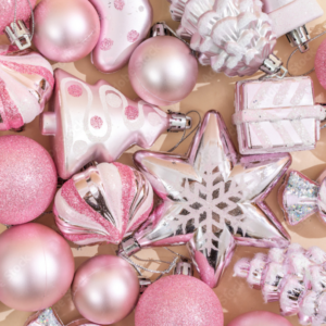 Christbaumschmuck in rosa - Stern mit Schneeflocken Weihnachtsbaum mit Ornamenten verschneiter Weihnachtsbaum und Kugeln Paketen