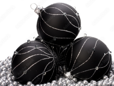 Schwarze Christbaumkugeln mit silbernen Ornamenten auf silbernen Perlen