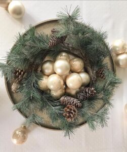 Cremefarbene Weihnachtskugel mit Kranz und Zapfen