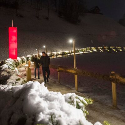 riesiger Adventskranz in Mosnang bei Nacht mit Besuchern