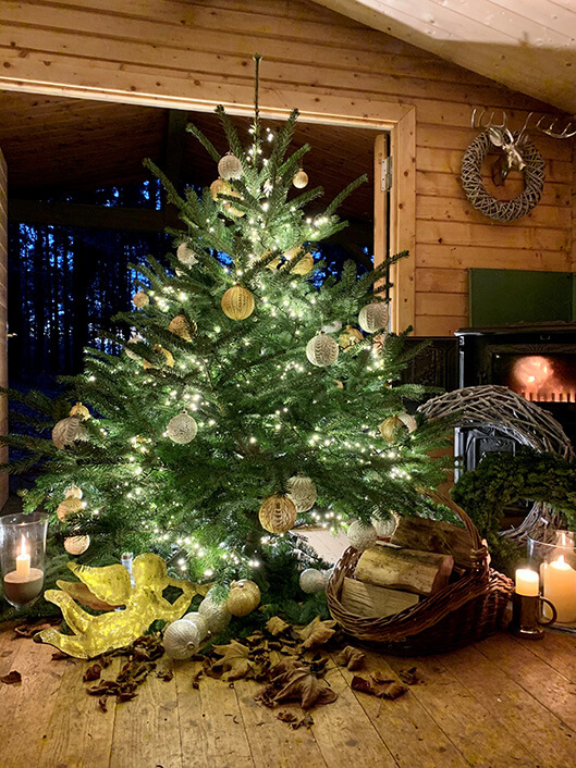 Geschmückter Weihnachtsbaum in schöner Atmosphäre