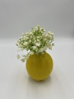 gelbe Vase in Zitronenform mit Schleierkraut