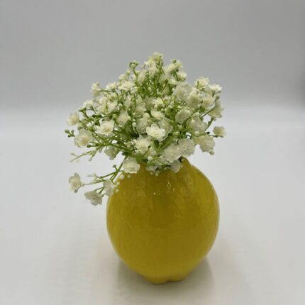 gelbe Vase in Zitronenform mit Schleierkraut