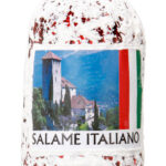 Weihnachtsbaumflasche einer italienischen angeschnittenen Salami