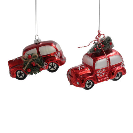 Weihnachtsbaumornamente in Form roter Autos mit Tanne auf Dach