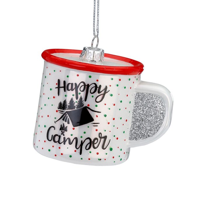 Weihnachtsbaumornament in Form einer weißen Emaille-Tasse mit Aufschrift Happy Camper, mit Zelt und rot grünen Punkten